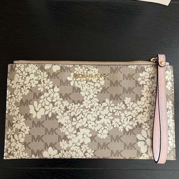 👜 Michael Kors Large Zip Clutch Wristlet 👜 - Picture 5 of 7